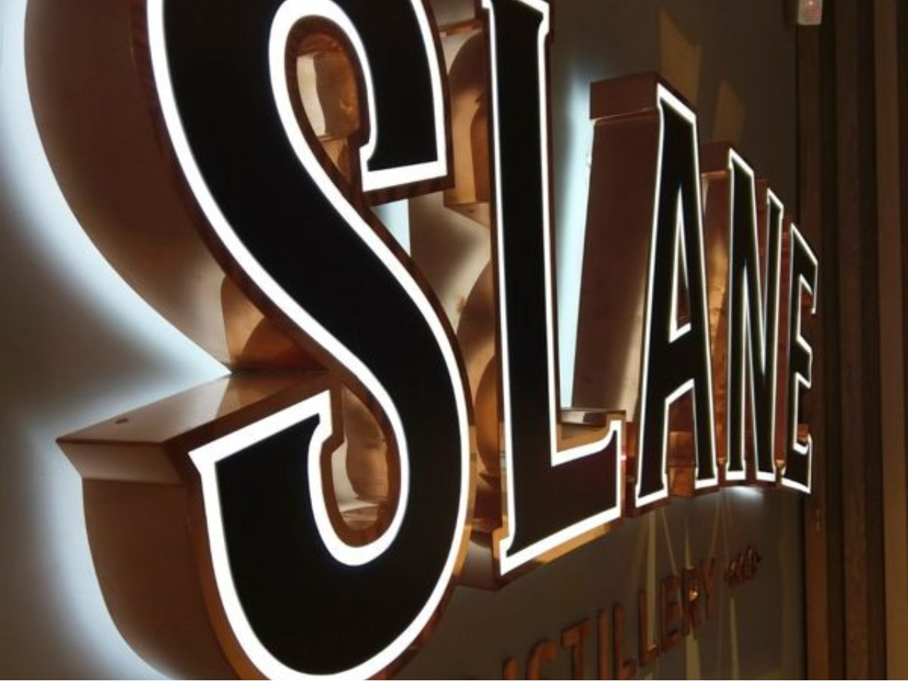 CHỮ INOX IN UV SÁNG ĐÈN HẮT CHÂN