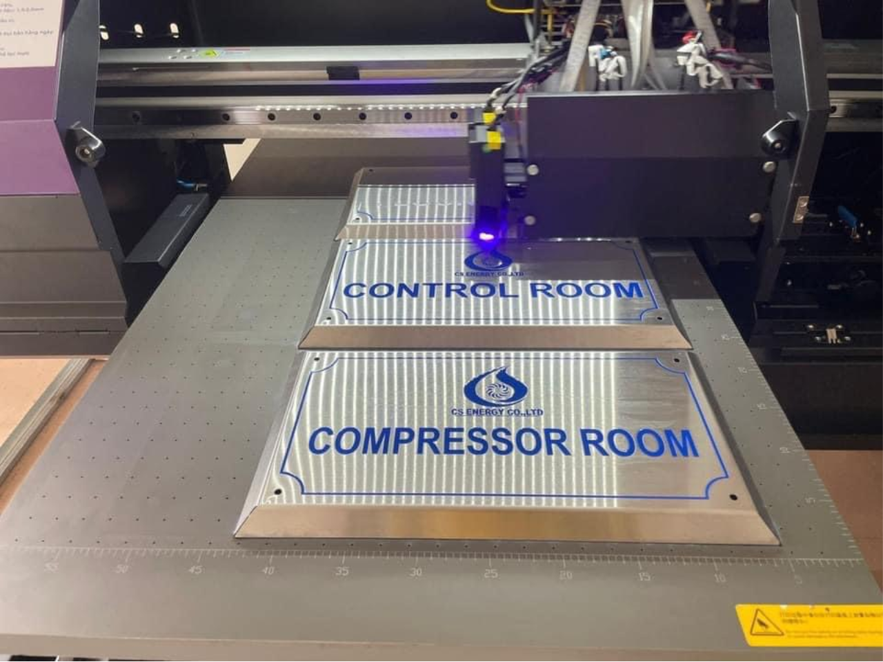 IN UV PHẲNG TRỰC TIẾP LÊN INOX BẠC XƯỚC 304