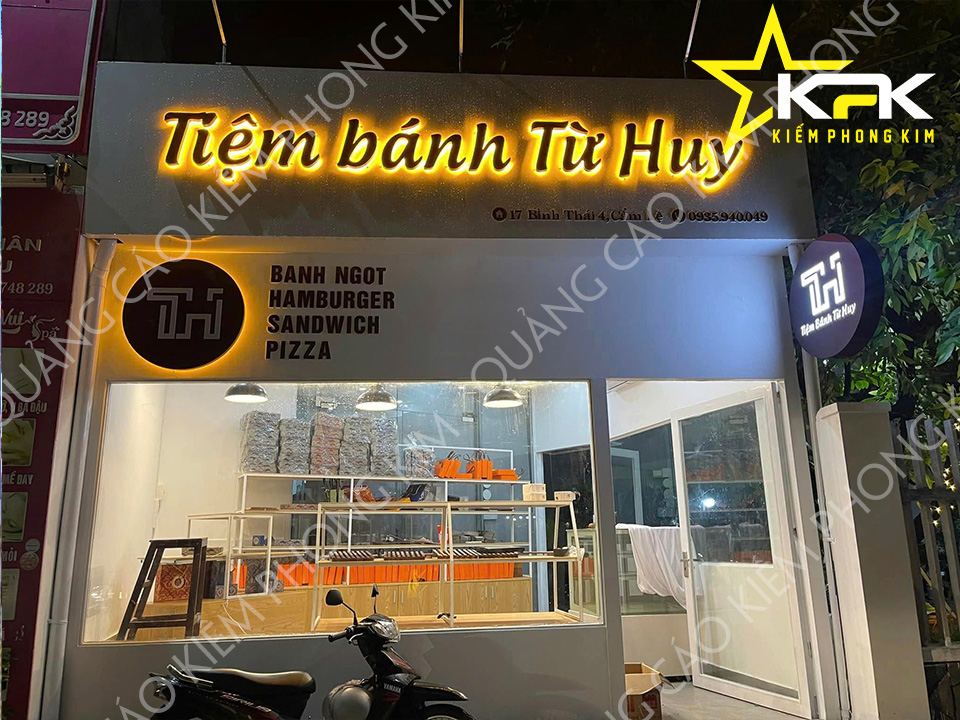 THI CÔNG BẢNG HIỆU ALU CHỮ SÁNG ĐÈN HẮT CHÂN TẠI TIỆM BÁNH TỪ HUY