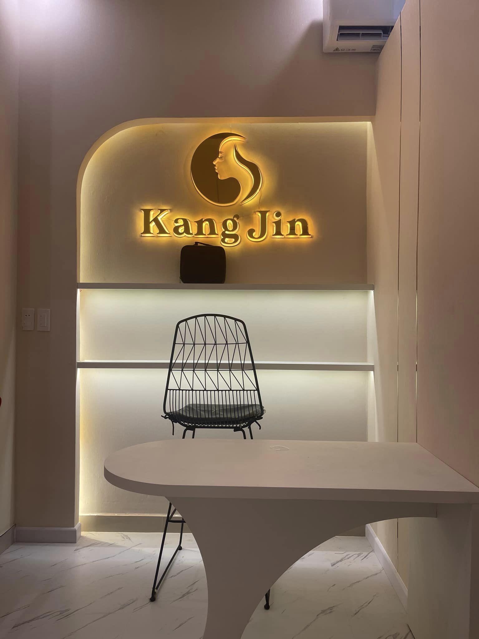 LẮP BỘ CHỮ ALU VÀNG GƯƠNG SÁNG ĐÈN HẮT CHÂN TẠI ĐÀ NẴNG