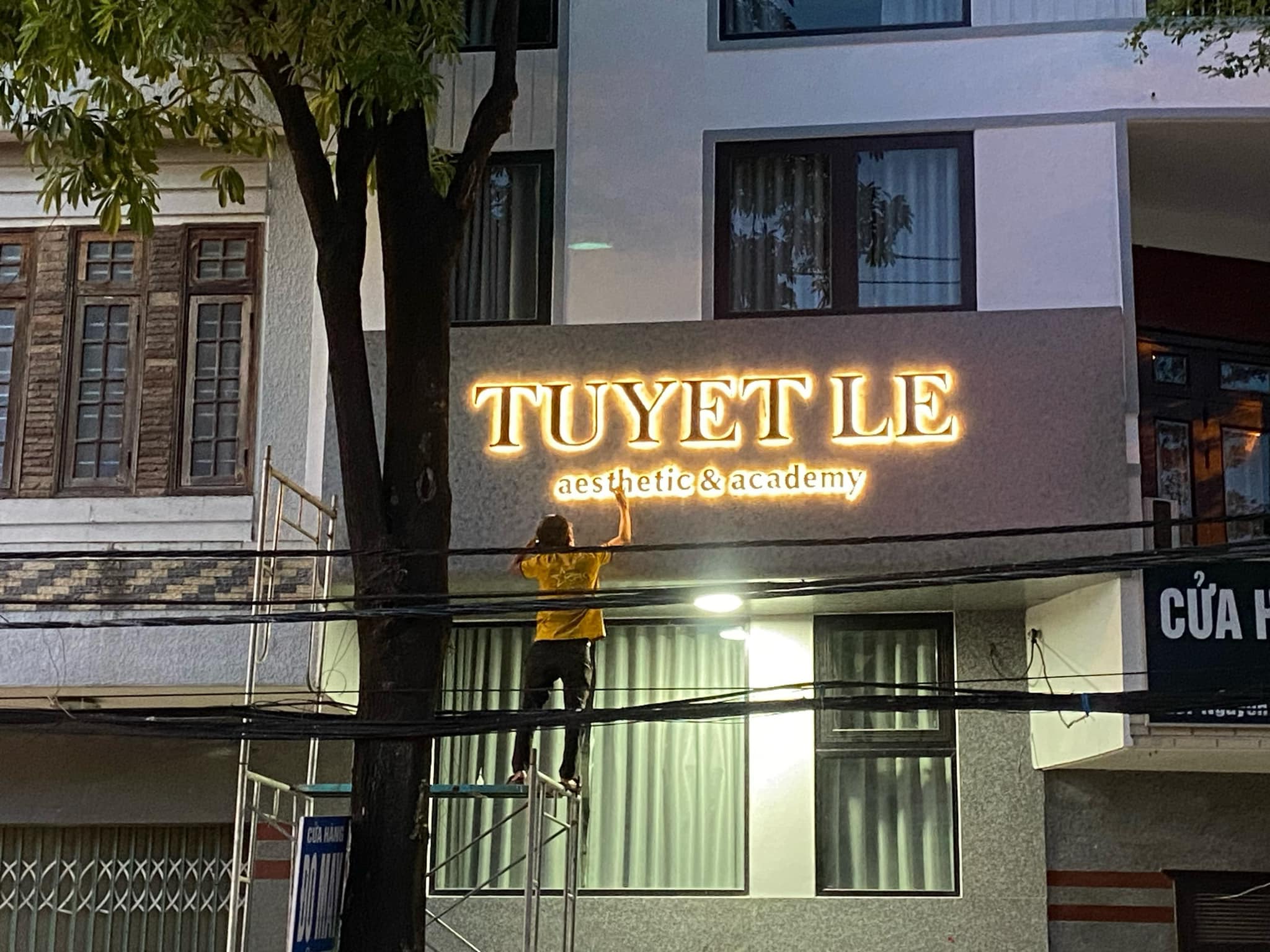 LUNG LINH LẤP LÁNH VỚI BỘ CHỮ ALU SÁNG ĐÈN HẮT CHÂN