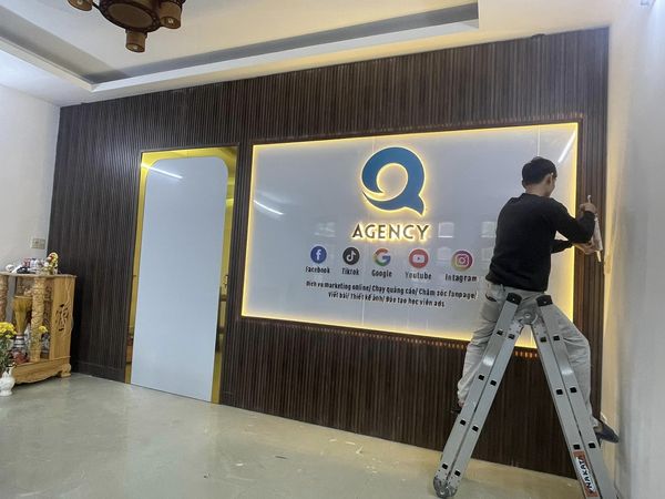 THI CÔNG VÁCH NGĂN LAM SÓNG VÀ CHỮ NỔI SÁNG ĐÈN HẮT CHÂN