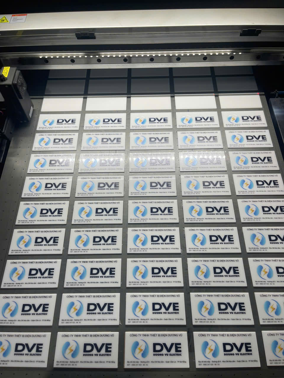 IN UV TRÊN CHÂT LIỆU MICA TRẮNG SỮA DÀY 2MM