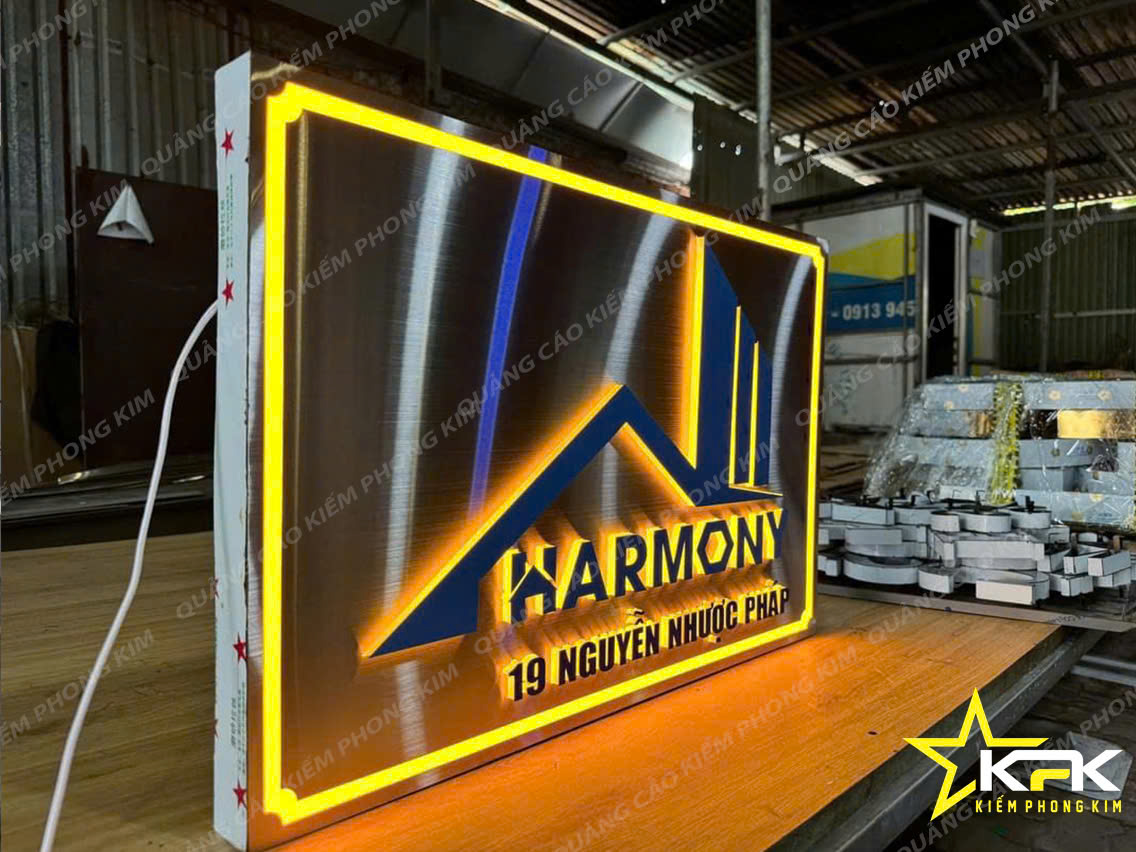 BIỂN INOX DỰNG NỔI SÁNG ĐÈN HẮT CHÂN TẠI ĐÀ NẴNG
