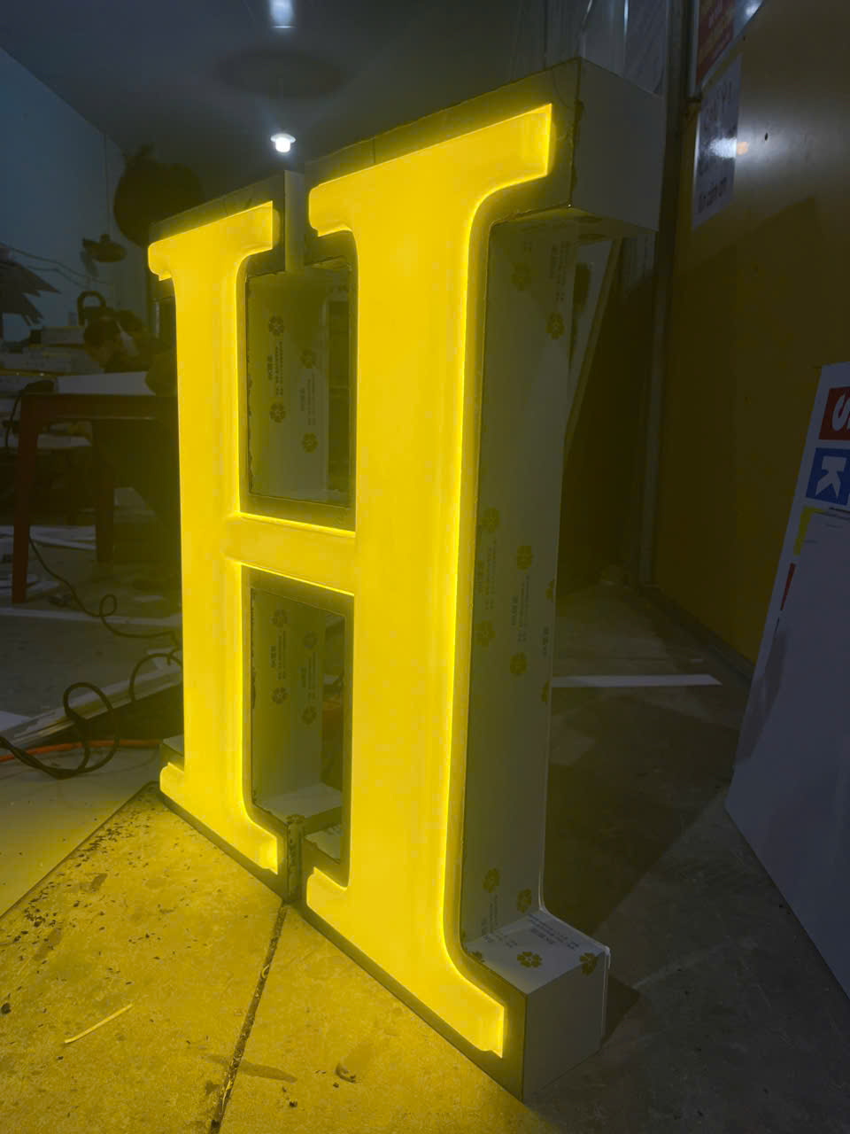 GIA CÔNG CHỮ MICA HÚT NÔI LỌNG VIỀN INOX VÀNG GƯƠNG TẠI ĐÀ NẴNG